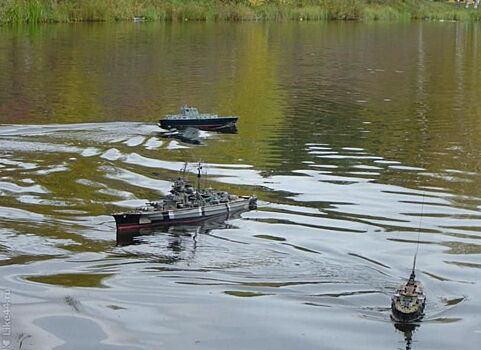 Затонувшую на Берендеевских прудах лодку искали 4 водолаза