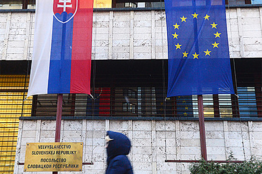 Словакия вышлет трех российских дипломатов