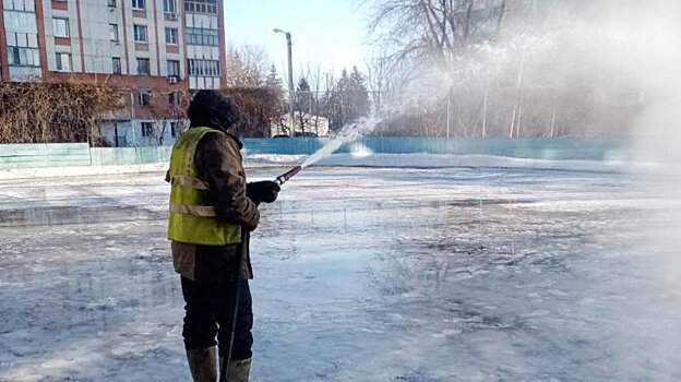 В Пензе снова начали заливать хоккейные площадки