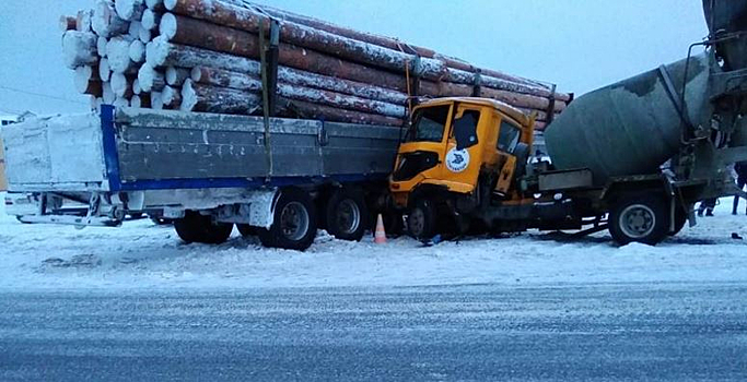 Бетономешалка столкнулась с лесовозом в Томске