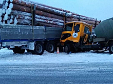 Бетономешалка столкнулась с лесовозом в Томске