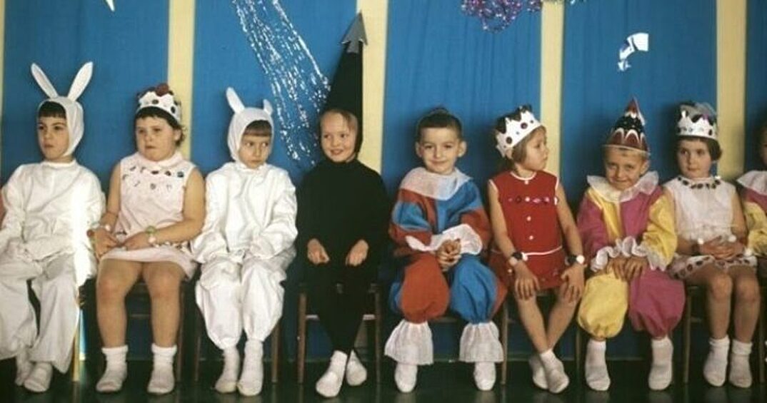 Счастливыми могли себя считать те папы и мамы, у которых сохранились старые добрые новогодние костюмы эпохи СССР, которые было принято передавать по наследству. 