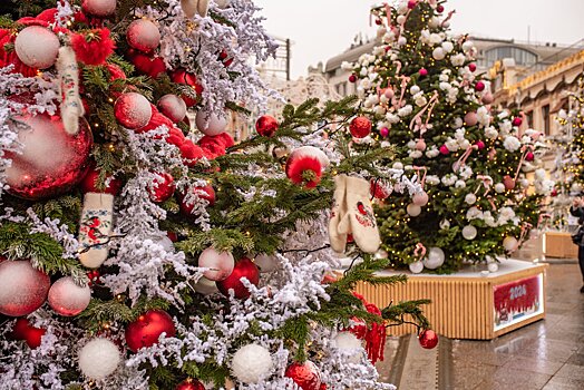 Выставка дизайнерских елей «Любимые фильмы детства» открывается в рамках «Путешествия в Рождество»