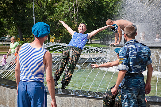 Первые десантники появились на улицах Новосибирска: как отмечают День ВДВ-2024