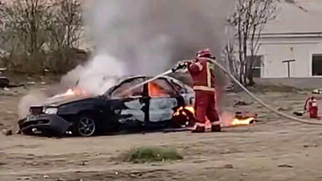 В Мурманской области мальчик из любопытства облил горючим и поджег Volvo