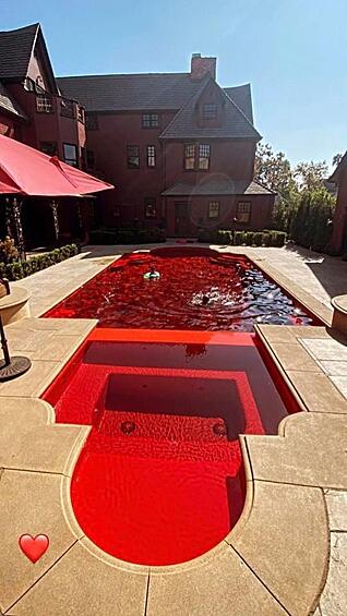 Красная плитка в бассейне.