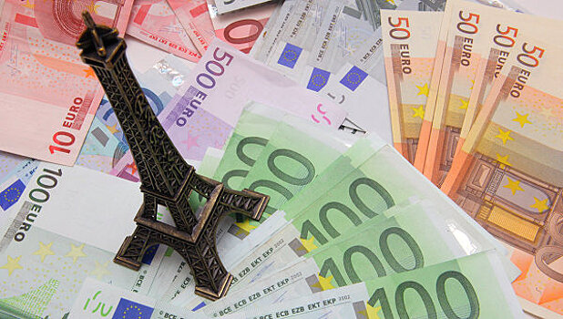 Официальный курс евро снизился на 75 копеек