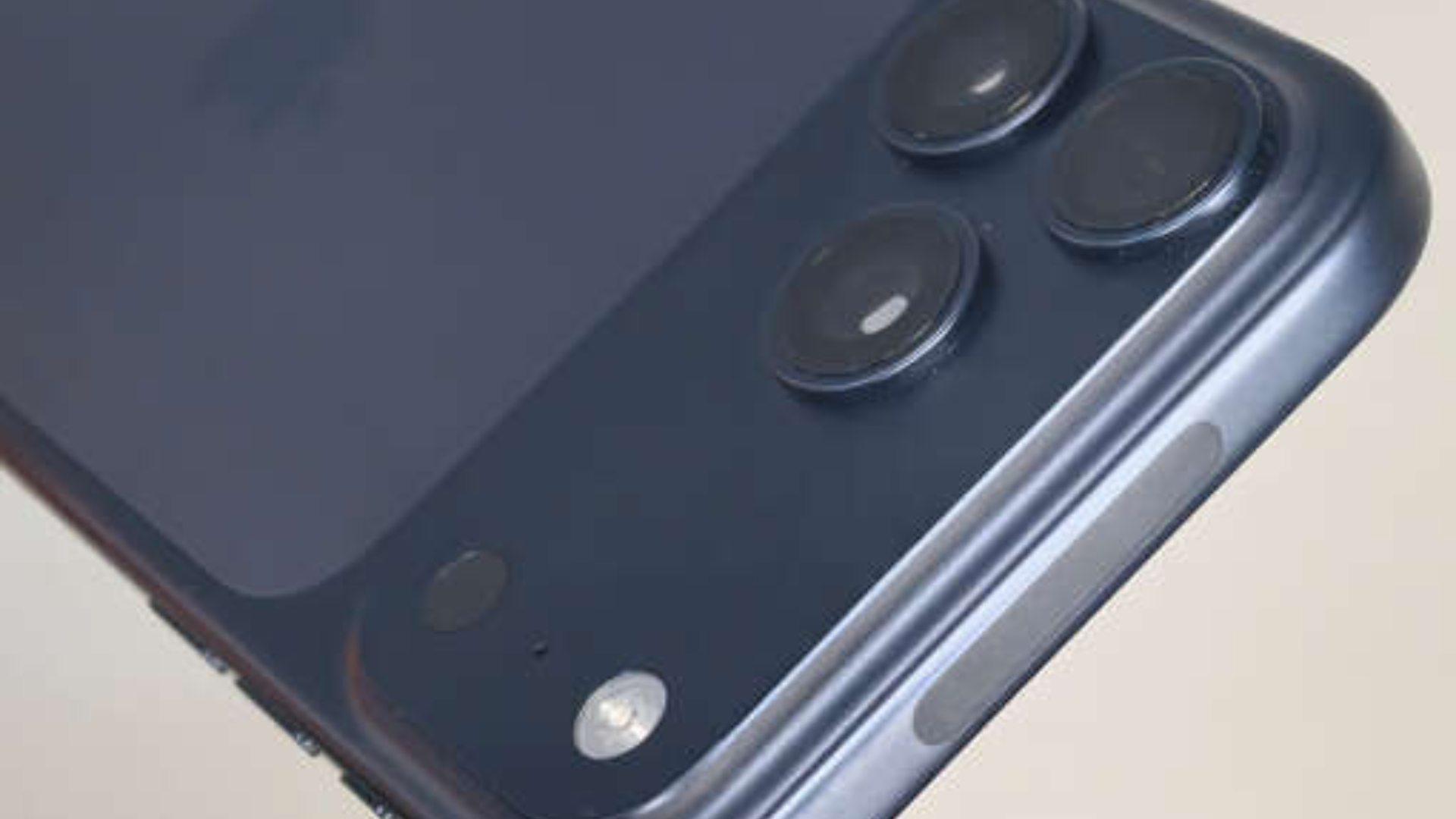 MacRumors: динамики Phone 17 Pro и Pro Max начали шипеть во время зарядки