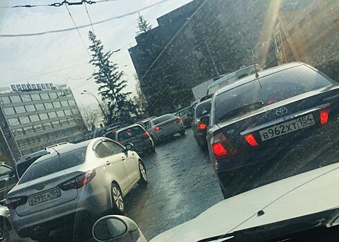 Новосибирские водители встали в глухую пробку на Карла Маркса