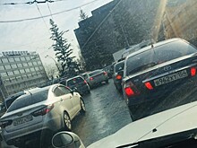 Новосибирские водители встали в глухую пробку на Карла Маркса