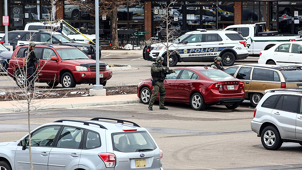 Сотрудники полиции на парковке супермаркета в Боулдере, штат Колорадо, после инцидента со стрельбой, 22 марта 2021 года