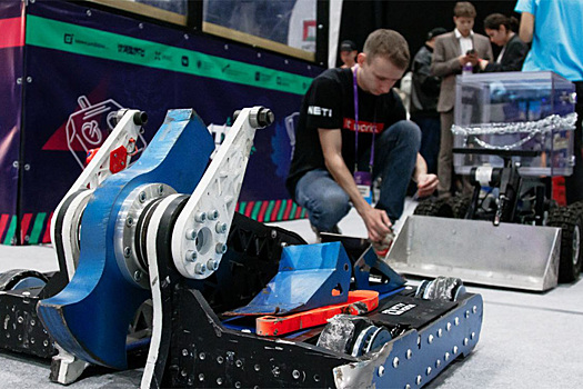 Мини-роботы устроили битву на арене «Технопрома» в Новосибирске