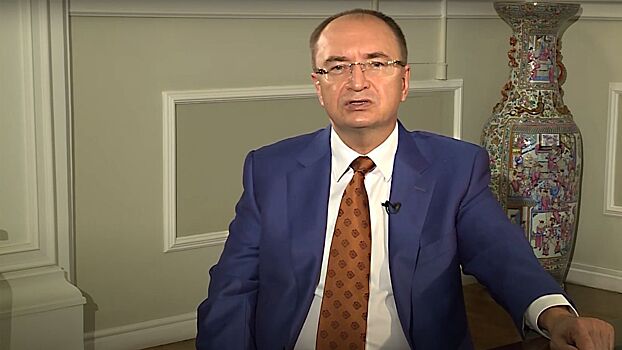 Крестник Беглова может улететь за границу с подругой на все майские праздники