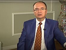 Крестник Беглова может улететь за границу с подругой на все майские праздники