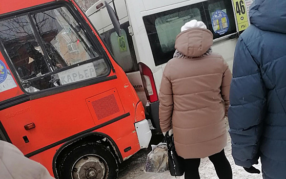 В Канищеве на остановке столкнулись две маршрутки