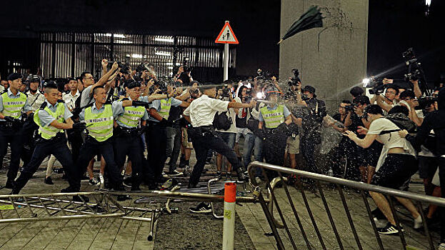 В Гонконге полиция разгоняет демонстрантов