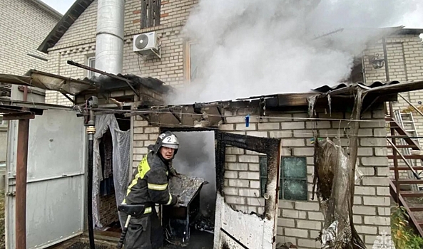 В Волгограде потушили пожар в гараже частного дома