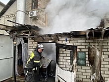 В Волгограде потушили пожар в гараже частного дома