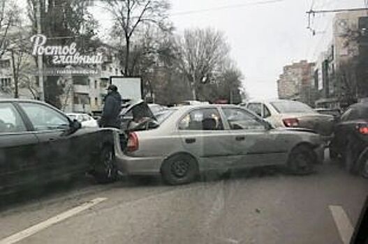 Сразу семь автомобилей попали в массовое ДТП в Ростове-на-Дону