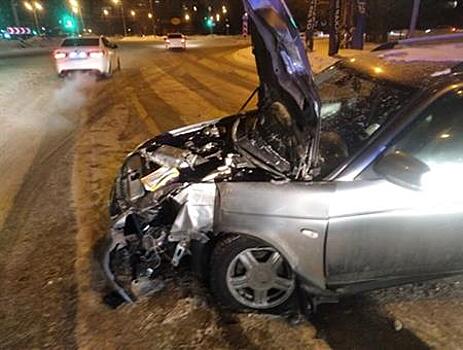 В Автозаводском районе Тольятти водитель въехал в столб