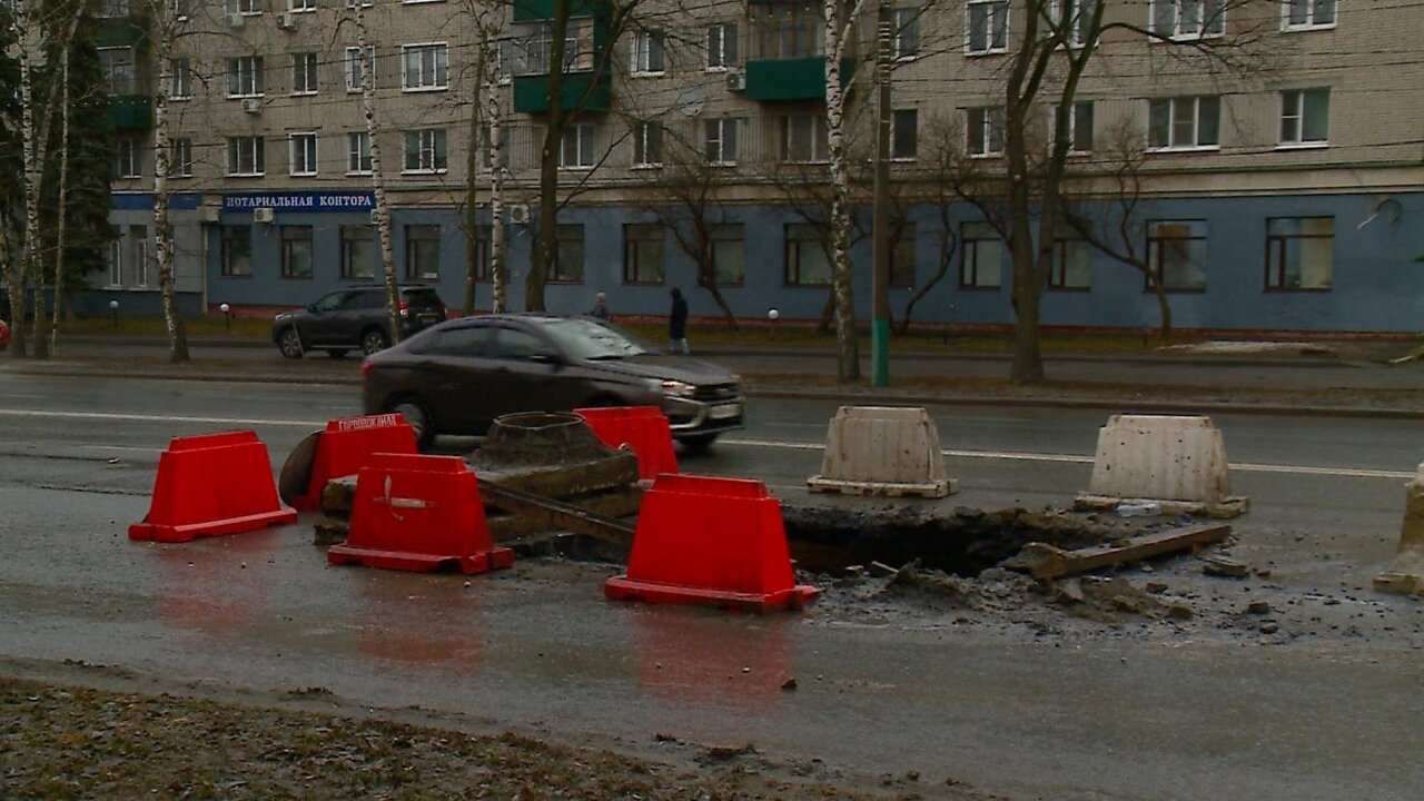 На улице Кулакова перегородили одну полосу дороги - Рамблер/авто