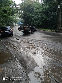 В микрорайоне Космодемьянского легковушка врезалась в дерево и перевернулась