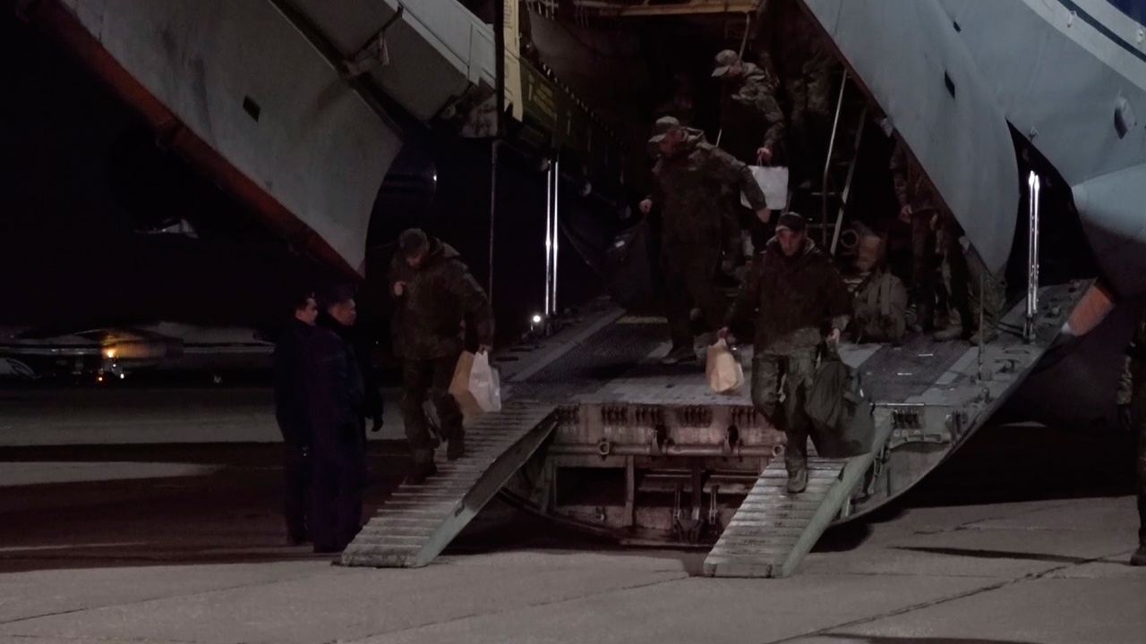 Самолет с вернувшимися из украинского плена солдатами приземлился в Подмосковье