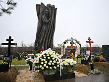 Хабенский открыл памятник Ирине Мирошниченко в Москве