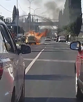 В Сочи на дороге загорелась BMW М4