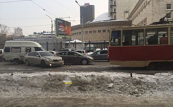 13-й трамвай не пощадил застрявший на рельсах Nissan