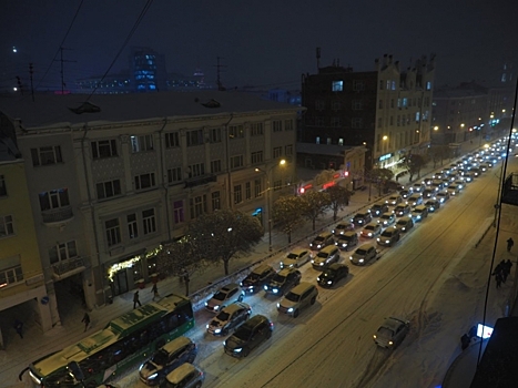 В Екатеринбурге 11-балльные пробки: цены на такси взлетели вдвое
