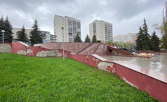 В Курске на мемориале «Скорбящая мать» спустя год после ремонта обвалилась штукатурка