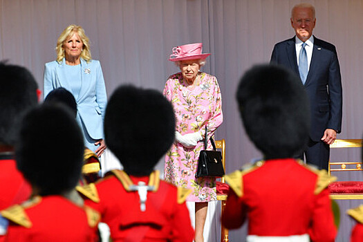 СМИ: Байден нарушил королевский протокол на встрече с Елизаветой II