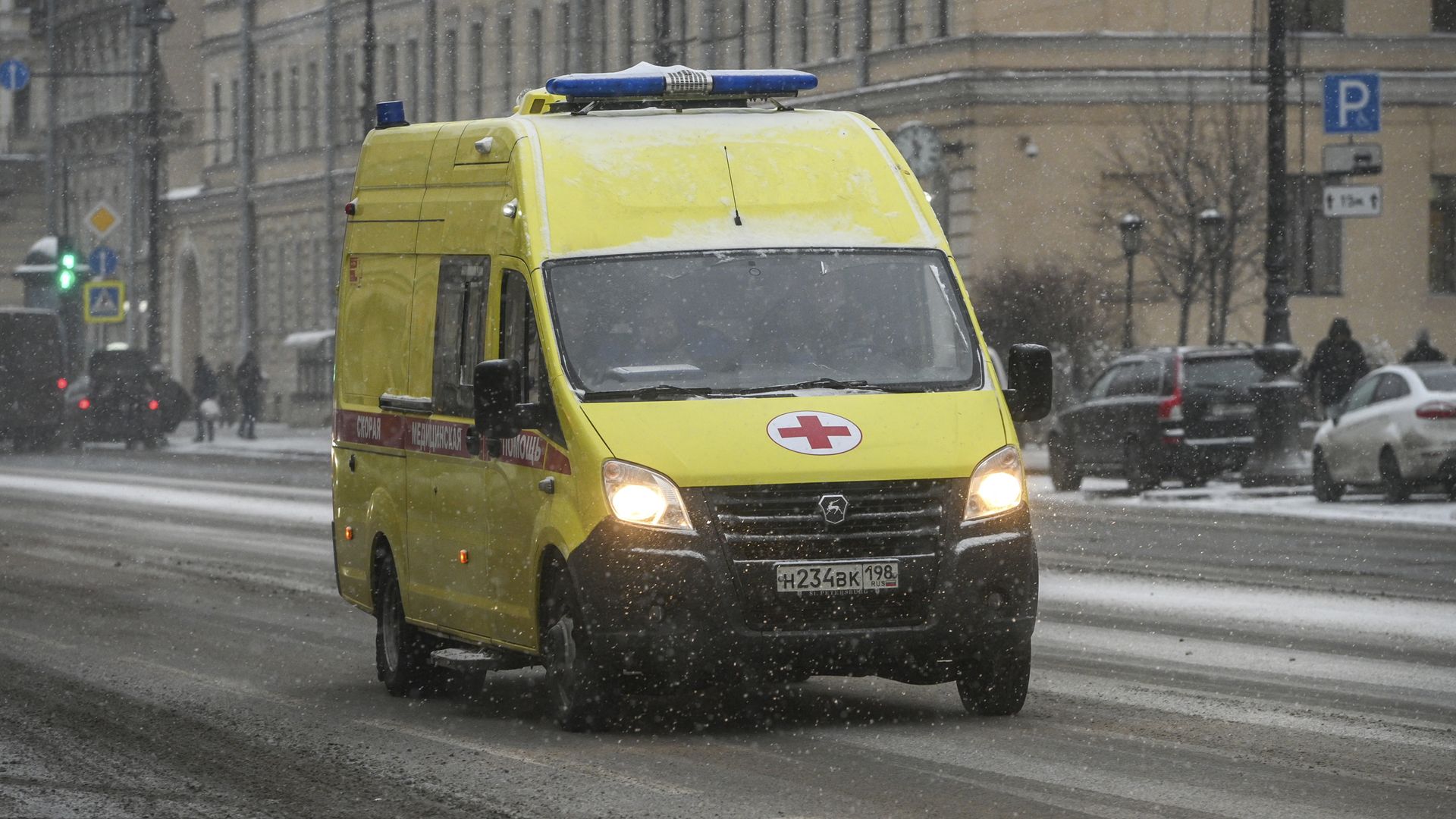 Падение на обледенелой улице закончилось для петербургской пенсионерки реанимацией