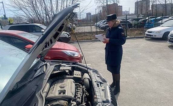 В Новосибирске судебные приставы изъяли кроссовер из автосалона