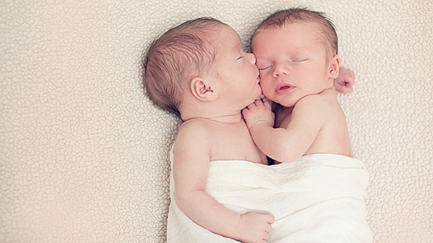 12 фото младенцев, которые только родились, но уже умеют обниматься