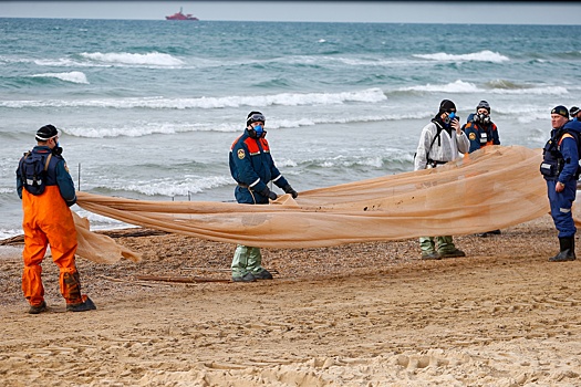 В Севастополе предупредили о повторных выбросах мазута на пляжи