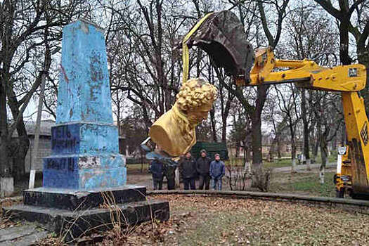 В украинском Ананьеве демонтировали памятник Пушкину