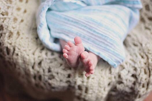 Новорожденного ребенка оставили в подъезде многоквартирного дома в Приморье