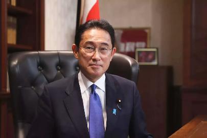 Премьер Японии поздравил Си Цзиньпина с переизбранием на пост генсека ЦК КПК