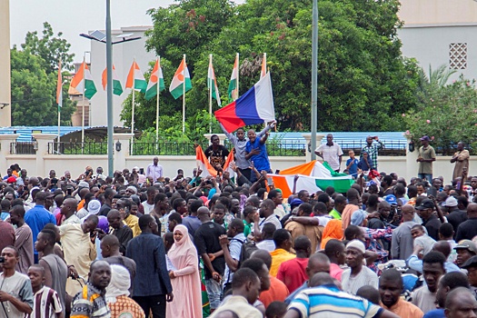 Протестующие в Нигере подожгли дверь французского посольства