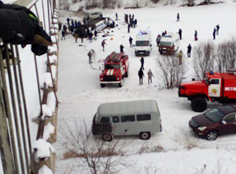 Под Читой у рейсового автобуса на большой скорости лопнуло колесо и он упал с моста