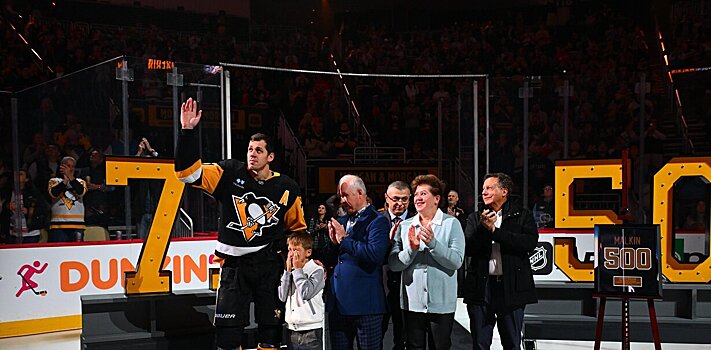 Кросби и Летанг вручили Малкину позолоченную клюшку в честь 500-й шайбы в НХЛ