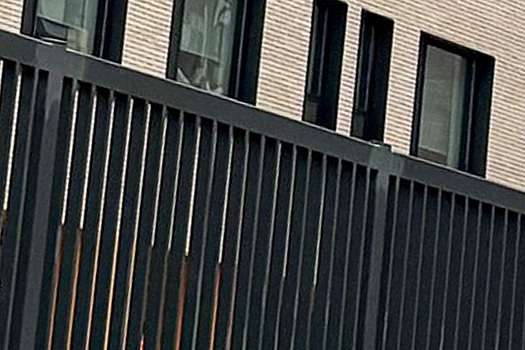 Из-за сломанного замка детям в Свердловской области приходится лазить в школу через забор