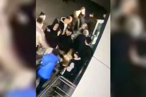 Нападение подростков на семейную пару около ТЦ в Иркутску попало на видео