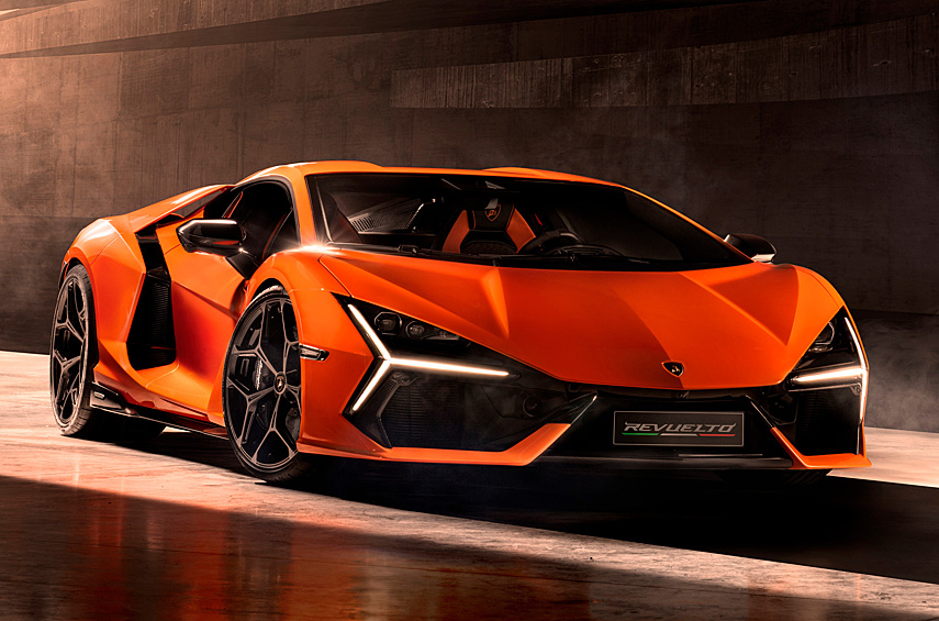 Lamborghini Revuelto. Фабрика из Сант-Агата-Болоньезе, очевидно, откажется от атмосферников одной из последних. На это, в частности, намекает ее последнее творение — флагманский подзаряжаемый гибрид Revuelto. Ему пришлось пойти на компромисс с электрификацией, но от этого все выиграли. Модернизированному V12 объемом 6,5 литров от предшествующего Aventador ассистируют три электромотора. Два из них приводят передние колеса