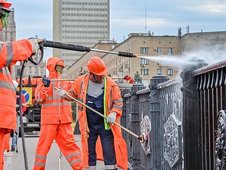 Около 2 тыс инженерных сооружений промоют после зимы в Москве