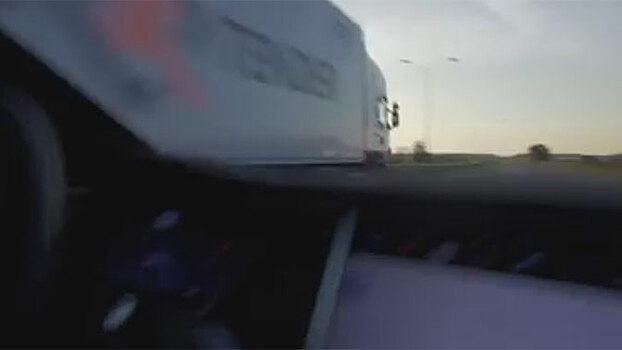 Под 200 км/ч: огромная фура сделала два суперкара