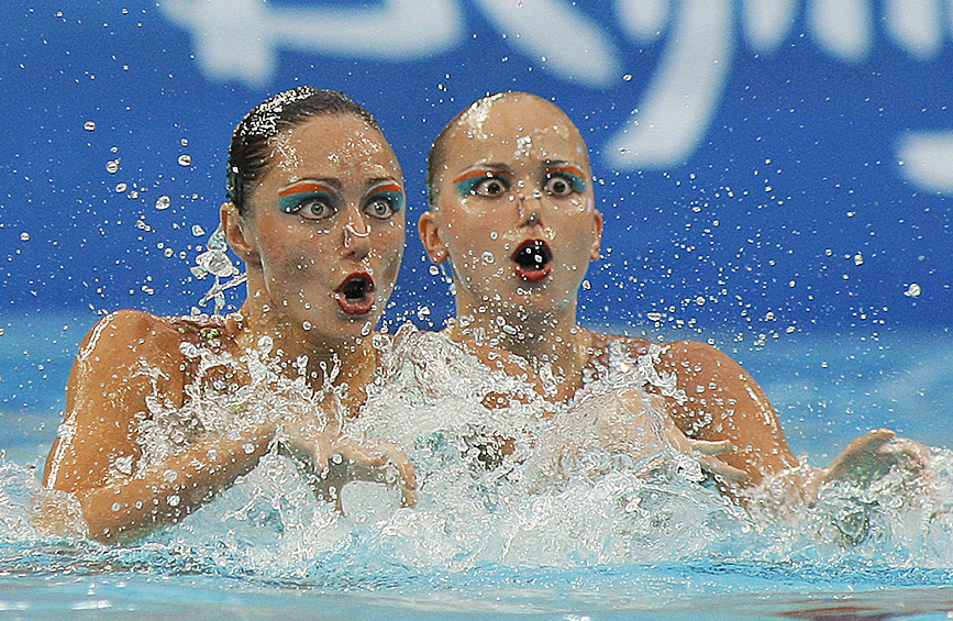 Анастасия Ермакова (слева) - российская синхронистка.  4-кратная олимпийская чемпионка, многократная чемпионка мира, Европы и России.