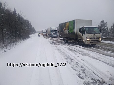 Апрельский снегопад заблокировал трассу на Урале